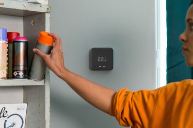 Smart thermostat black close up bike 5184x3456 0627 00